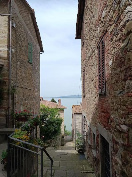 Вилла Il Borgo Antico Monte del Lago Экстерьер фото